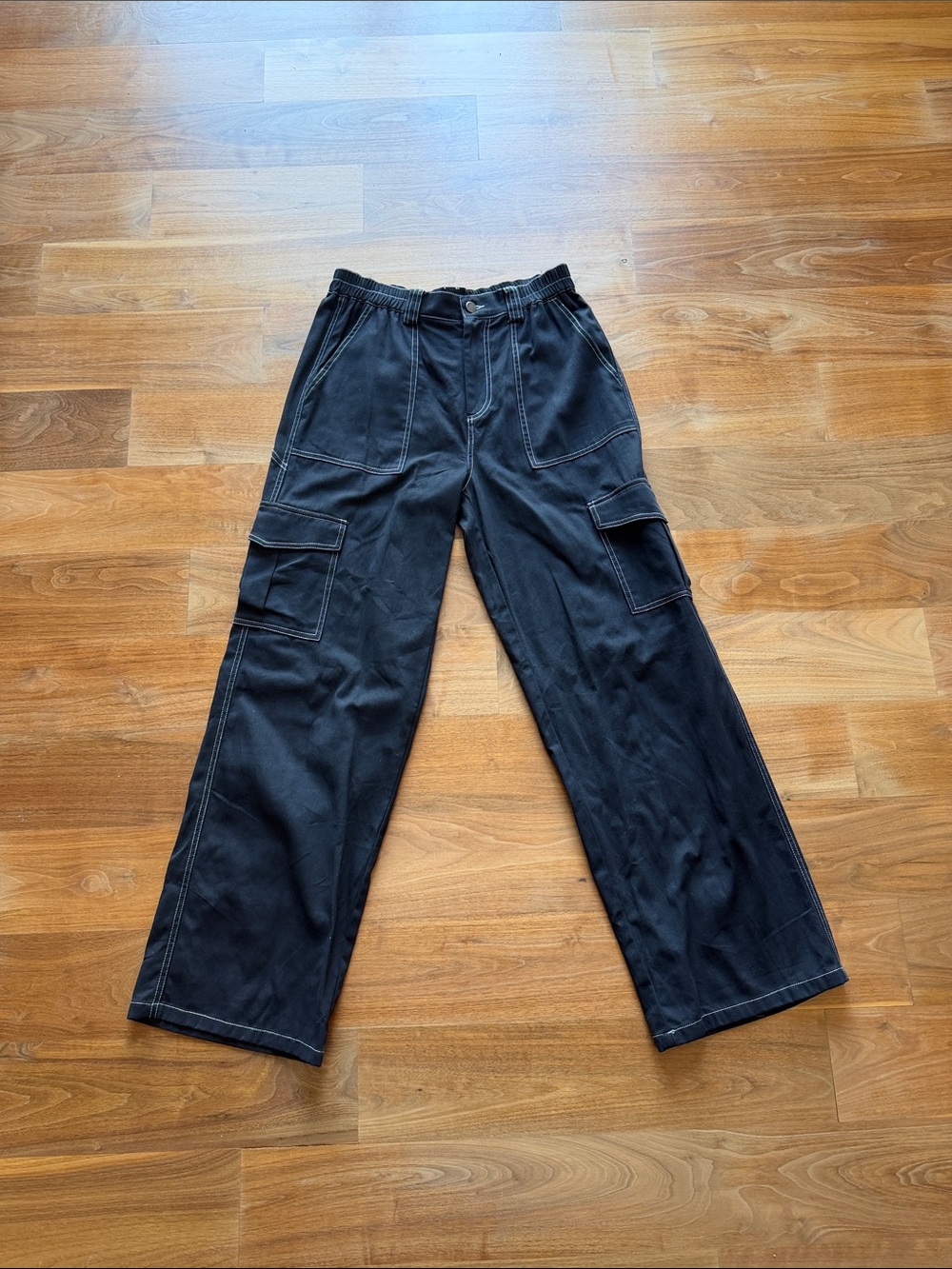 Papermoon Stylish Black Wide-Leg Cargo Pants with White Seam Detailing - Unworn